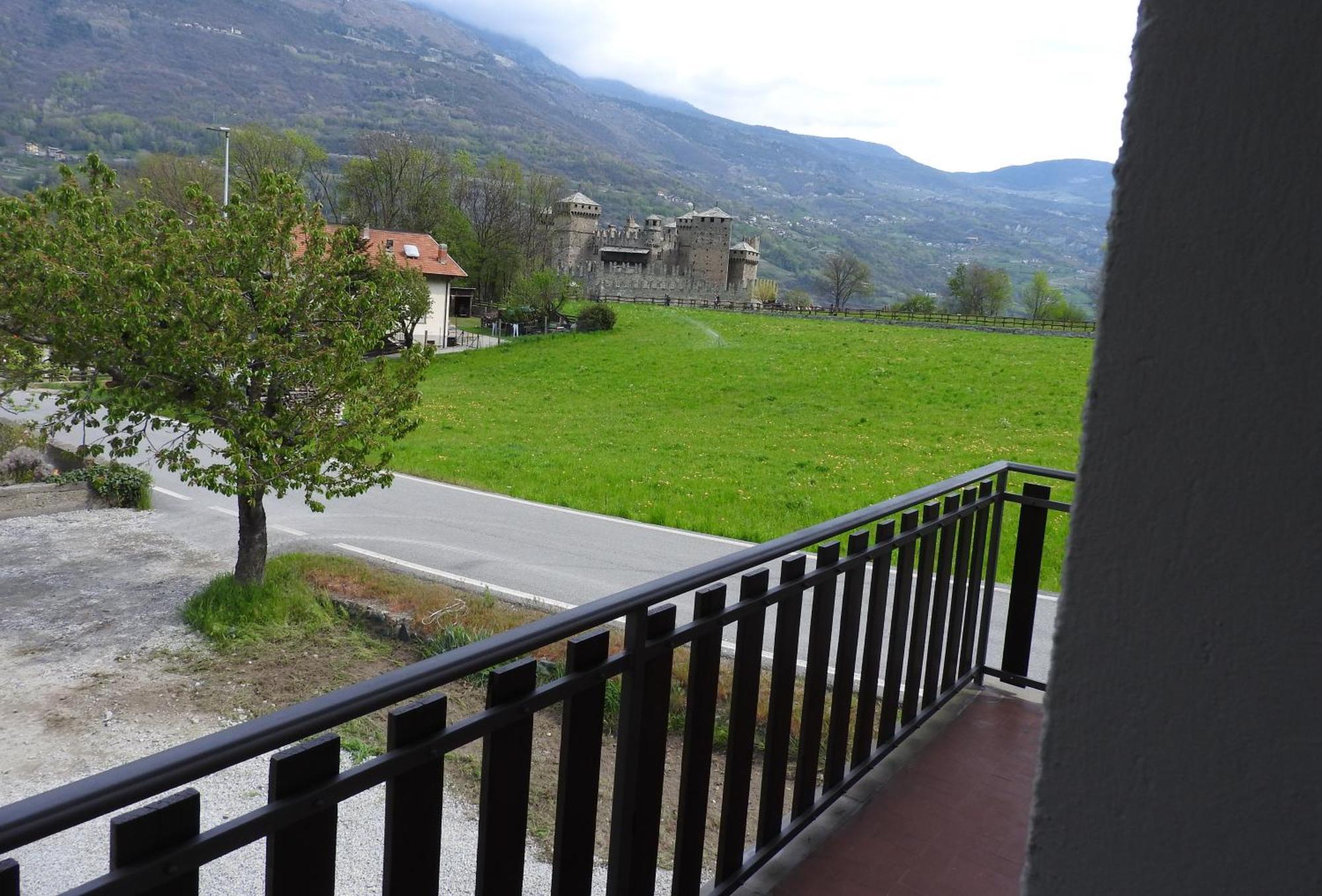 Vue Du Chateau Villa Fénis Esterno foto